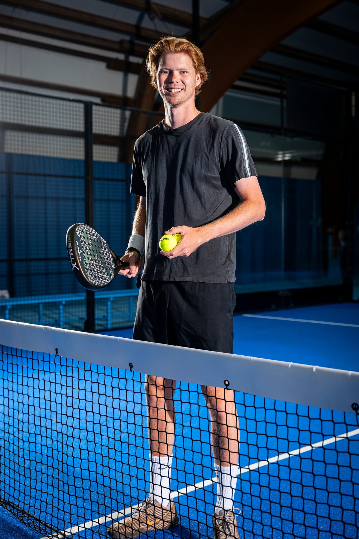 Padelspieler mit XTR3M Padelschläger auf dem Court