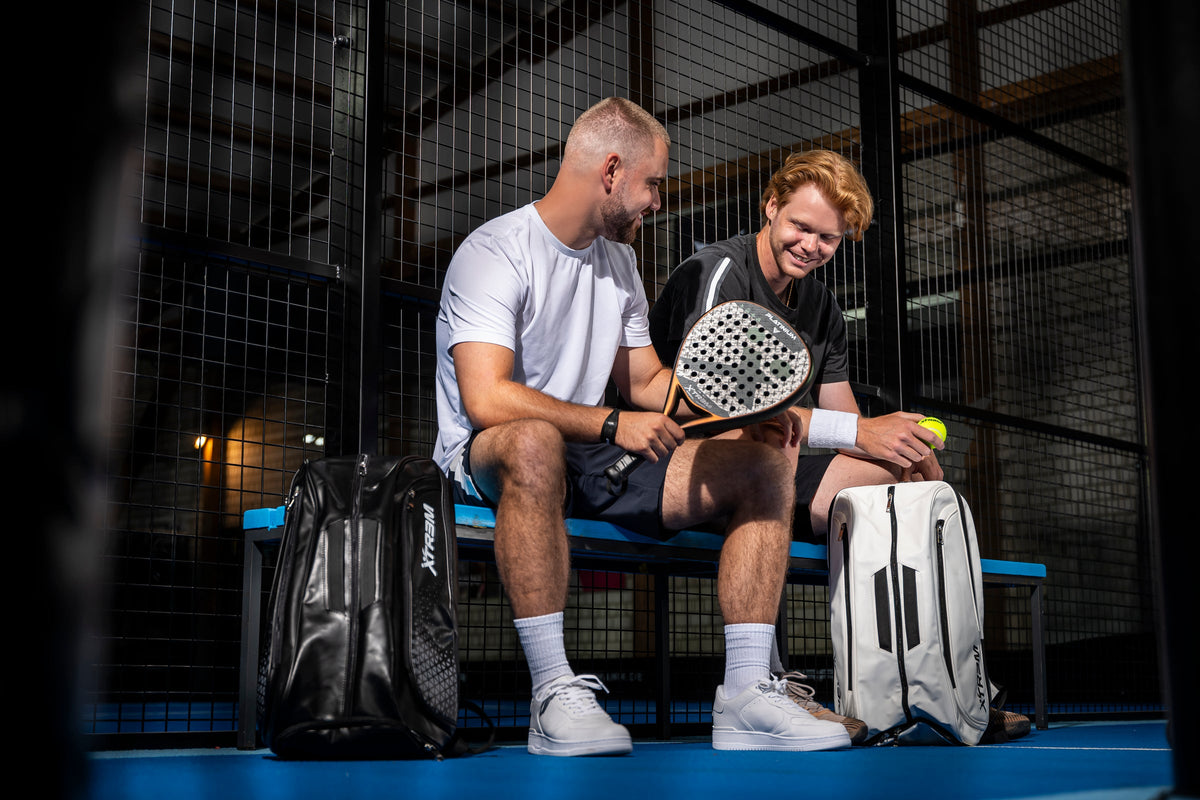 Team mit XTR3M Padelschlägern auf dem Padelcourt