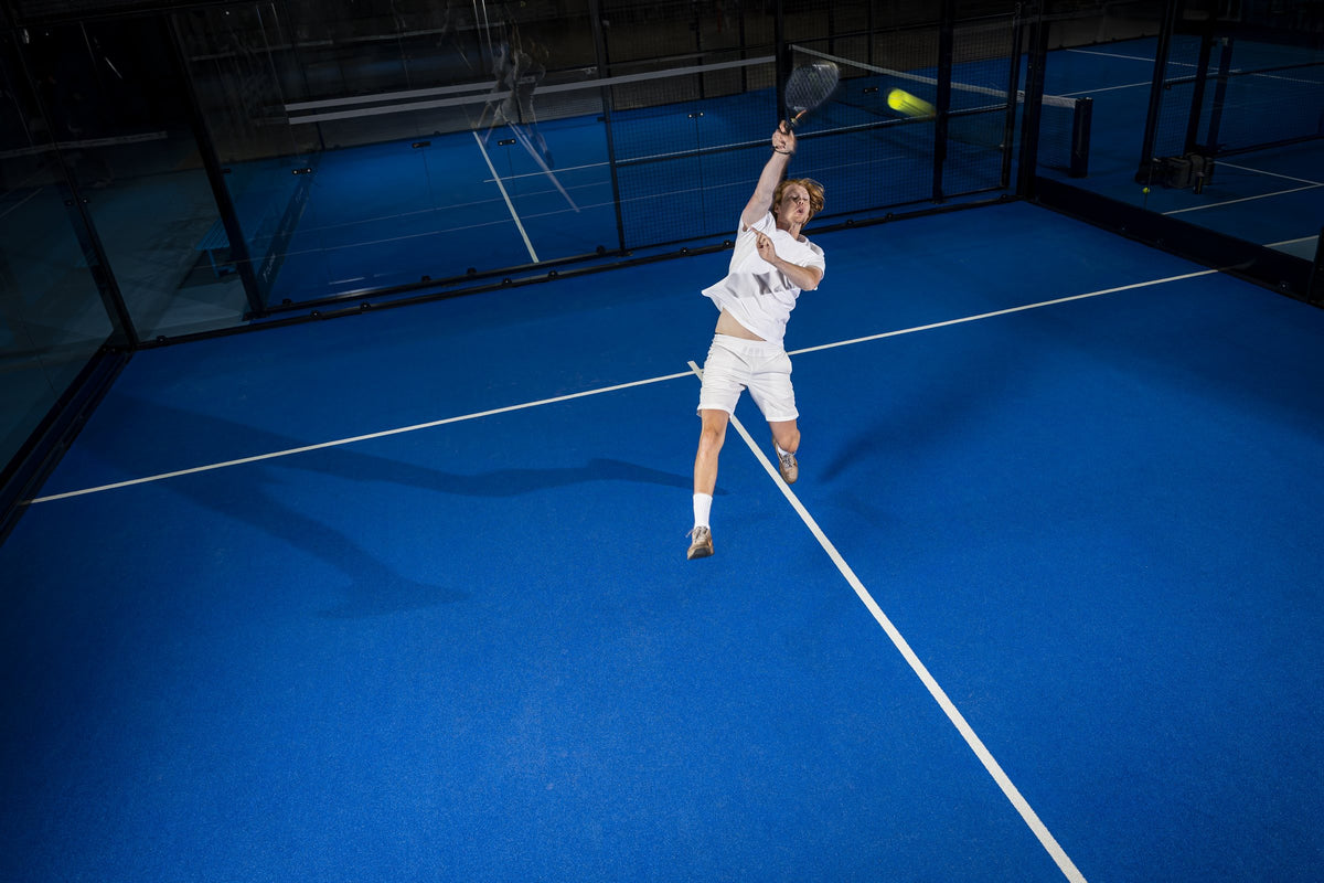 Padelspieler beim Smash, Draufsicht auf den Court